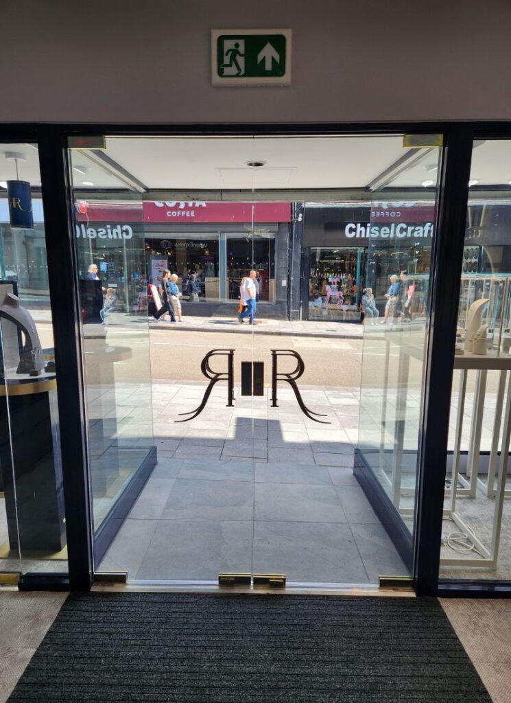 Architectural glazing installation for commercial buildings