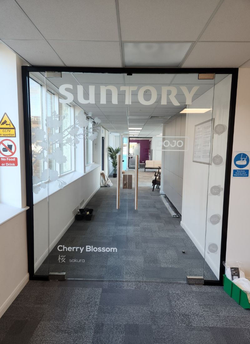 Glass partition with aluminium support system for office spaces UK